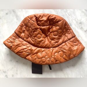 DO EVERYTHING IN LOVE WOMEN’S LIGHT BROWN QUILTED FLORAL BUCKET HAT ONE SIZE